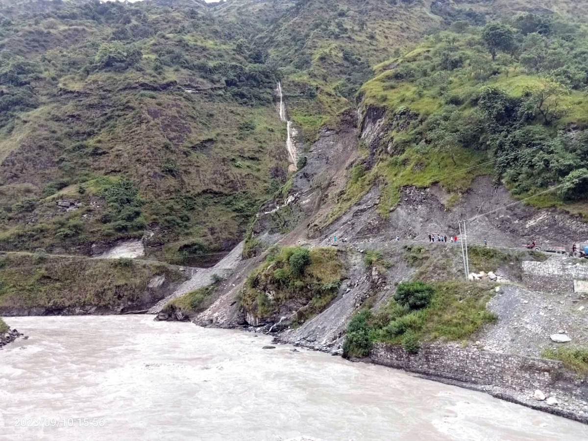 सुक्खा पहिरोका कारण दुई दिनदेखि अवरुद्ध बेनी–दरबाङ सडक अझै खुलेन